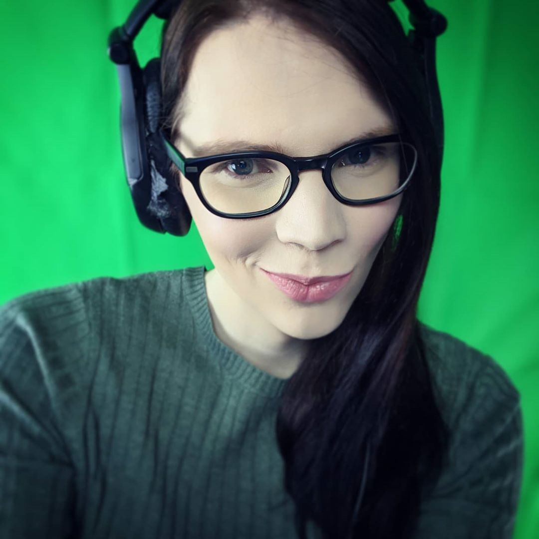 cassiekillsit's tweet photo. That hot librarian look! Had a great day playing Minecraft on my stream, was really feeling this look so had to take some pictures.

#librarianlook #twitch #girlgamer #pansexuality #glasses #feltcute #minecraft #streamer #knitwear #wife #sexylibrarian #queer https://t.co/hV2O67Xyf5