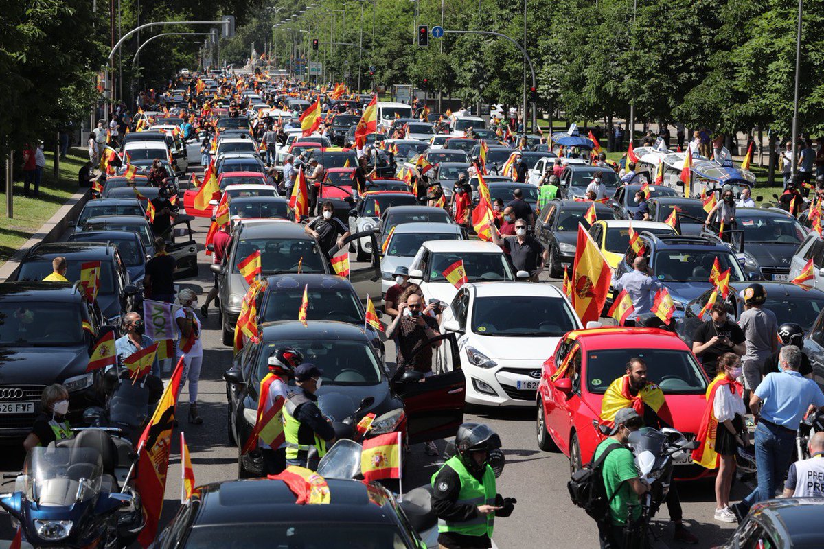 vox_es's tweet photo. 🏁 ¡Madrid ya calienta motores! 

🚗🇪🇸 Miles de vehículos toman las principales arterias de la capital para exigir la dimisión del Gobierno del paro y la miseria.

⭕ Sigue en DIRECTO la #CaravanaFaseLibertad a través de este enlace: https://t.co/2g9iIbNrvZ https://t.co/5FrX3KWGjG