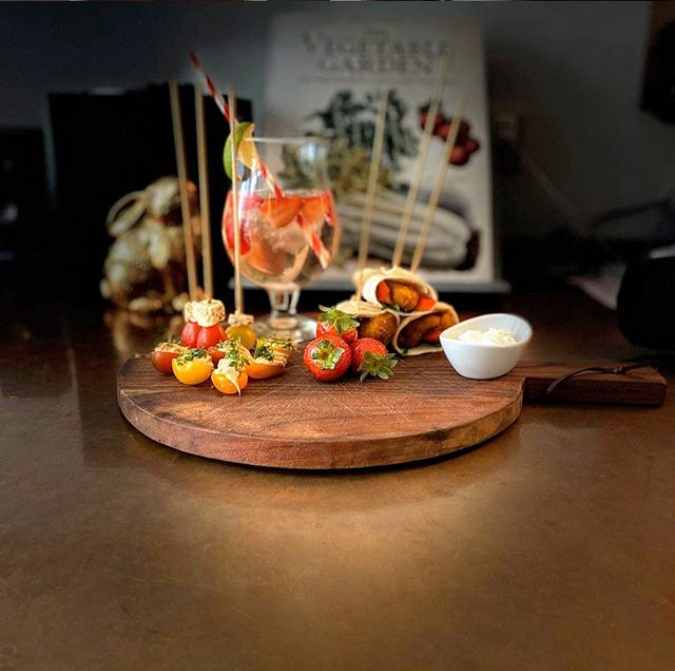 GrowWizzKid's tweet photo. 😍Wat een plaatje ofniet? Het @Daltonvakcollege deed mee met onze #vitamineCchallenge en leerlingen maakten de mooiste creaties. Wie we niet mogen vergeten zijn de leerkrachten, want hoe gaaf is deze foto van meneer Langedijk?
#LEDitgrow #voedselonderwijs https://t.co/WPPlfKx2p9