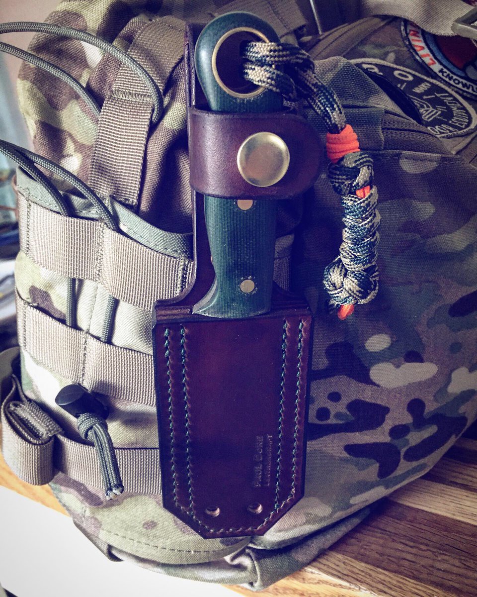 PDBushcraft's tweet image. A short, chunky little sheath just finished for this lovely little knife. The customer wanted the ability to attach to the molle on his pack so i duly obliged. The green stitching really sets off the handle on the knife don’t you think?
