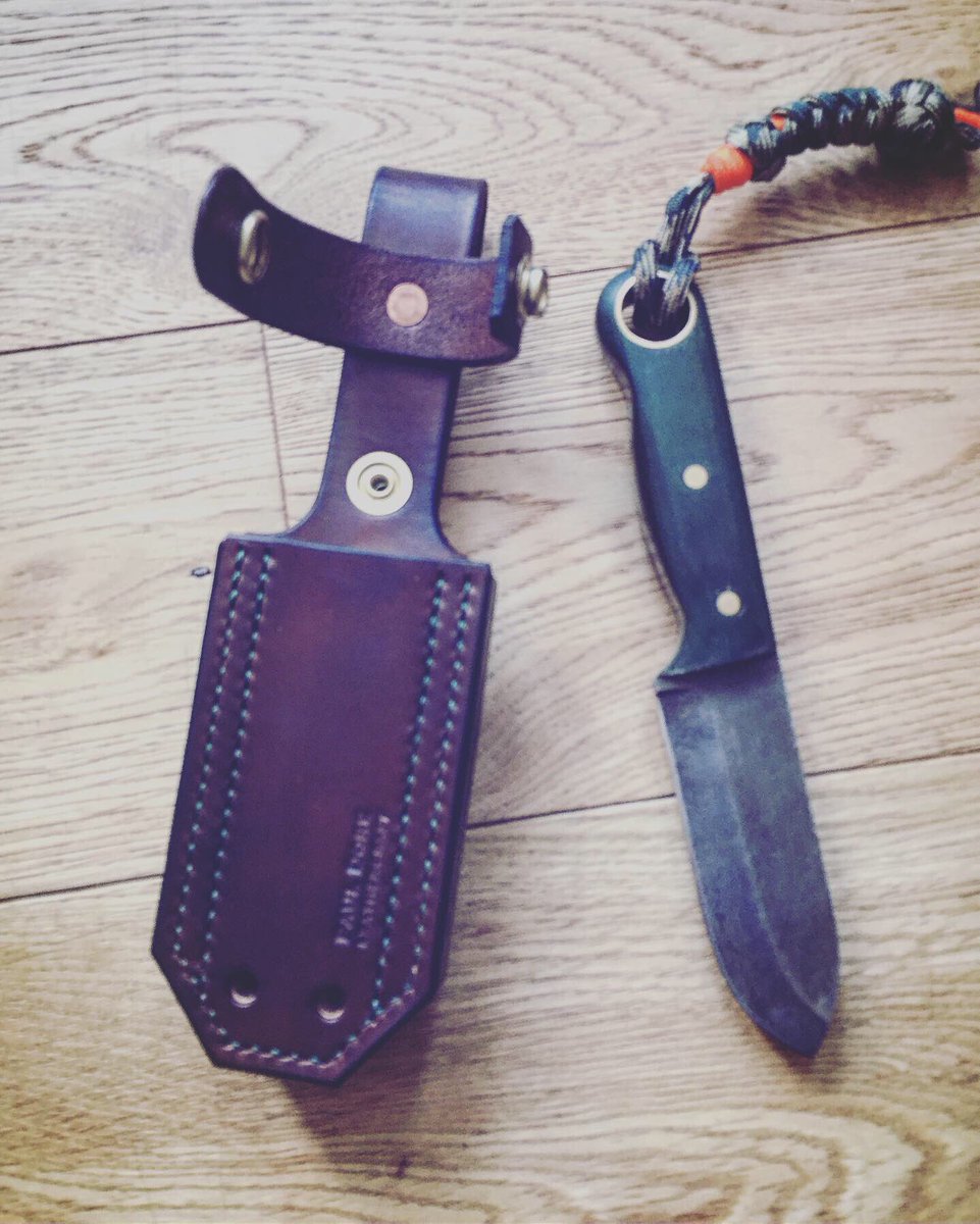 PDBushcraft's tweet image. A short, chunky little sheath just finished for this lovely little knife. The customer wanted the ability to attach to the molle on his pack so i duly obliged. The green stitching really sets off the handle on the knife don’t you think?