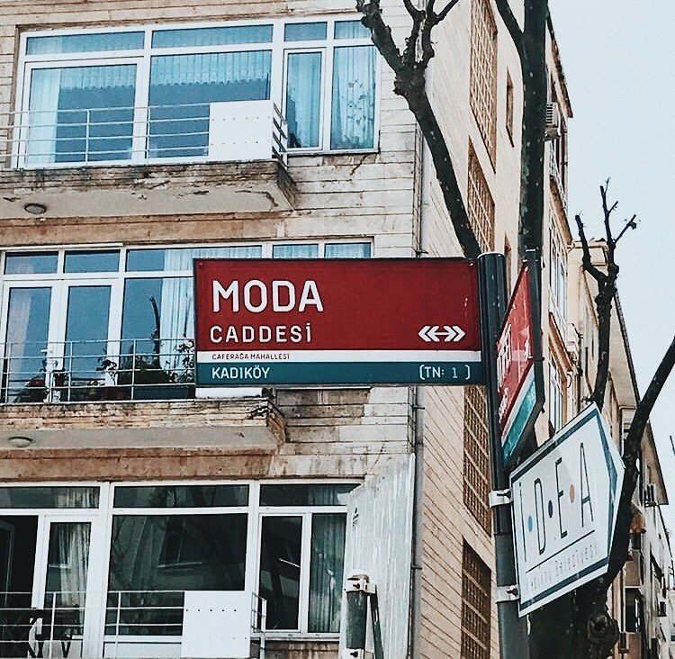 KadikoyOlay's tweet photo. Moda'mızın sokaklarında sallana sallana yürümeyi çok özledik. 😔 Kavuşalım artık, bitsin bu hasret. 😭 https://t.co/JIHLcyRIfZ