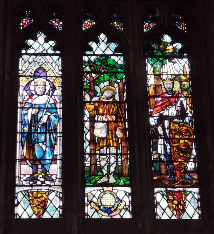 Back to Christopher Whall and then a coffee break! In 1902 he was commissioned to produce the Boer War  #warmemorial in the Chapter House of  @GlosCathedral. Usually closed, but  @todbooklady and I managed a flit in there in Jan: these are her better than mine photos, thank you Liz!