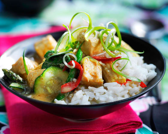 A delicious, fragrant and creamy Thai green curry with pieces of tofu and crispy vegetables. Thai green curry is a very popular dish and our organic tofu brings a unique, light taste to this dish packed full of flavour.