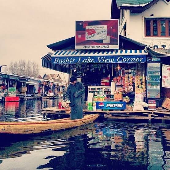Logical_End's tweet photo. @PratPanc Would Like to go on a boat to this #bashir lake view corner to buy a pack of Ciggi. 

#Srinagar 
#dallake https://t.co/9SYxCfU6vV