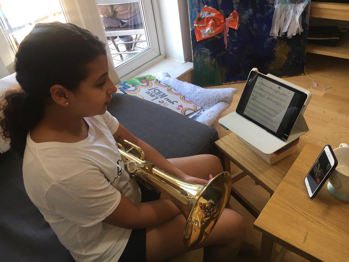 mimigibreel's tweet photo. A day late,but this determined student did not let a bad hand burn stop her from completing her #Geographyproject on plastic waste in our oceans or tending to her virtual music lesson. #proudmum #reuse #recycle #MusicMatters #TogetherAtHome https://t.co/VaAg6WULAh