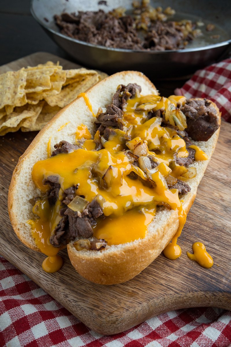 C'est à Philadelphie en Pennsylvanie que les pères fondateurs ont signé la Déclaration d'indépendance des États-Unis, c'est également là qu'on a inventé le très diététique cheesesteak et que Stallone monte les marches dans Rocky. Bref, on ne fait pas plus ricain.