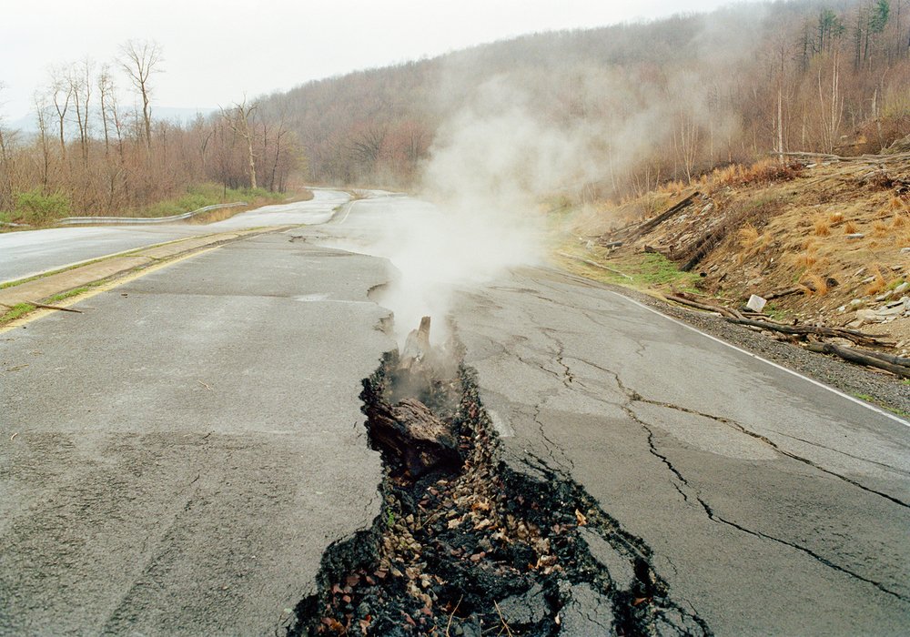 Une théorie fumeuse (lol) mais qui fait que le dossier piétine. En attendant, la ville sombre. En 1993, la route 61 qui mène à la ville est fermée car des crevasses la rende impraticable. En 1995 la poste ferme et en 2003, Centralia perd son code postal.