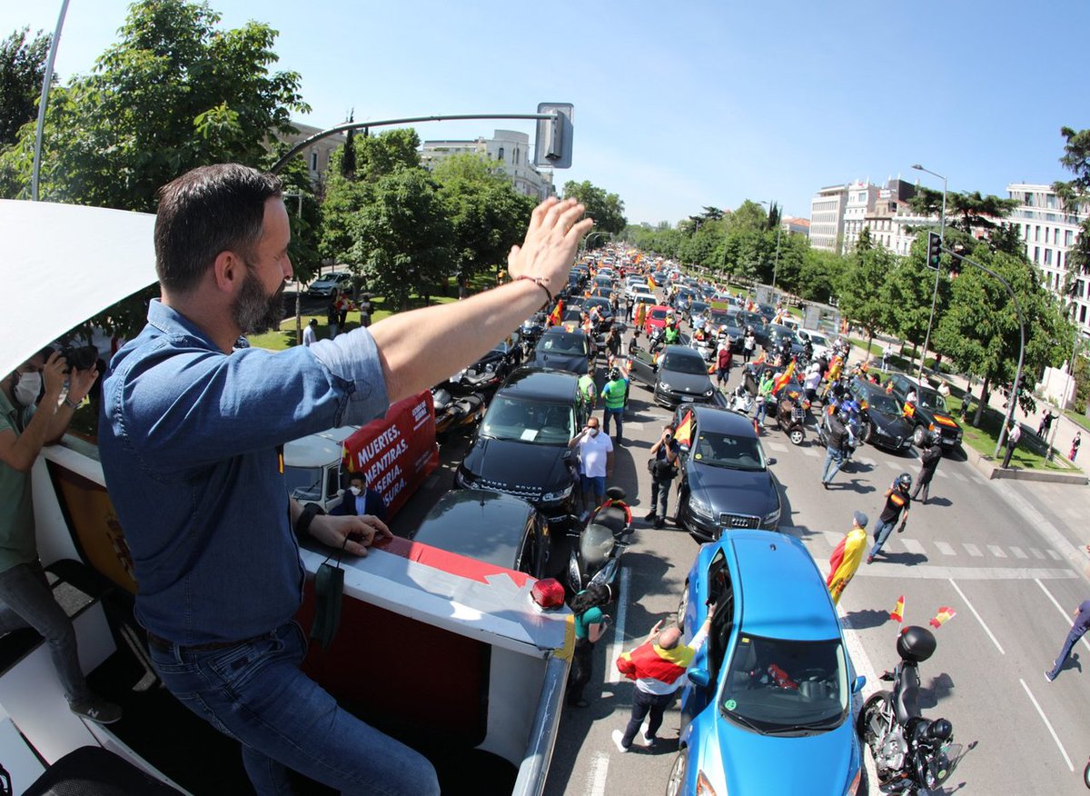 COPE's tweet photo. #ÚLTIMAHORA #Madrid se colapsa con cientos de coches de la #caravana de @vox_es https://t.co/yUmowqwuzz https://t.co/LsCxrOEXMM