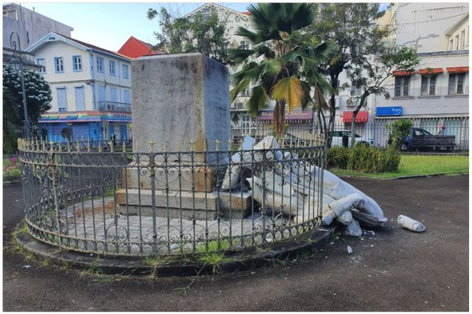 2 – Le schoelchérisme a semé du Schoelcher dans tout l’espace martiniquais, à coups de statues et de dénominations. Conquérant génocideur et esclavagiste impériale trônent en place d’honneur dans notre ville capitale. (...)