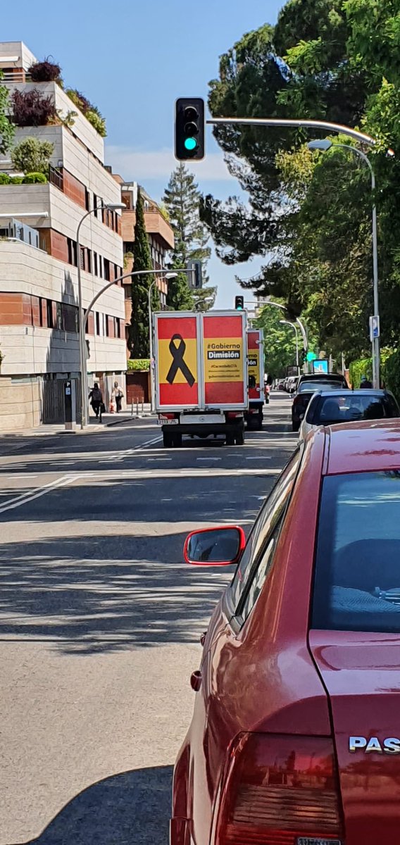hazteoir's tweet photo. 📣 Hola 👋 @sanchezcastejon no podíamos dejarte sin una sorpresa en la #CaravanaGobiernoDimision 🚘.

Por eso, hemos sacado dos vehículos 🚚 que recorrerán hoy #Madrid para pedir #GobiernoDimision 🇪🇸

¡Los culpables de la nefasta gestión del #coronavirus tienen que caer! https://t.co/SzefS3xQJo