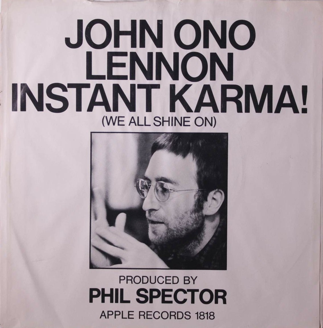 Stephen King tardó menos de cuatro meses en completar un primer borrador de THE SHINING. Para dar con el título se inspiró en la canción de John Lennon 'Instant Karma!' de 1970 que tenía como subtítulo y frase principal del estribillo "We all shine on": 