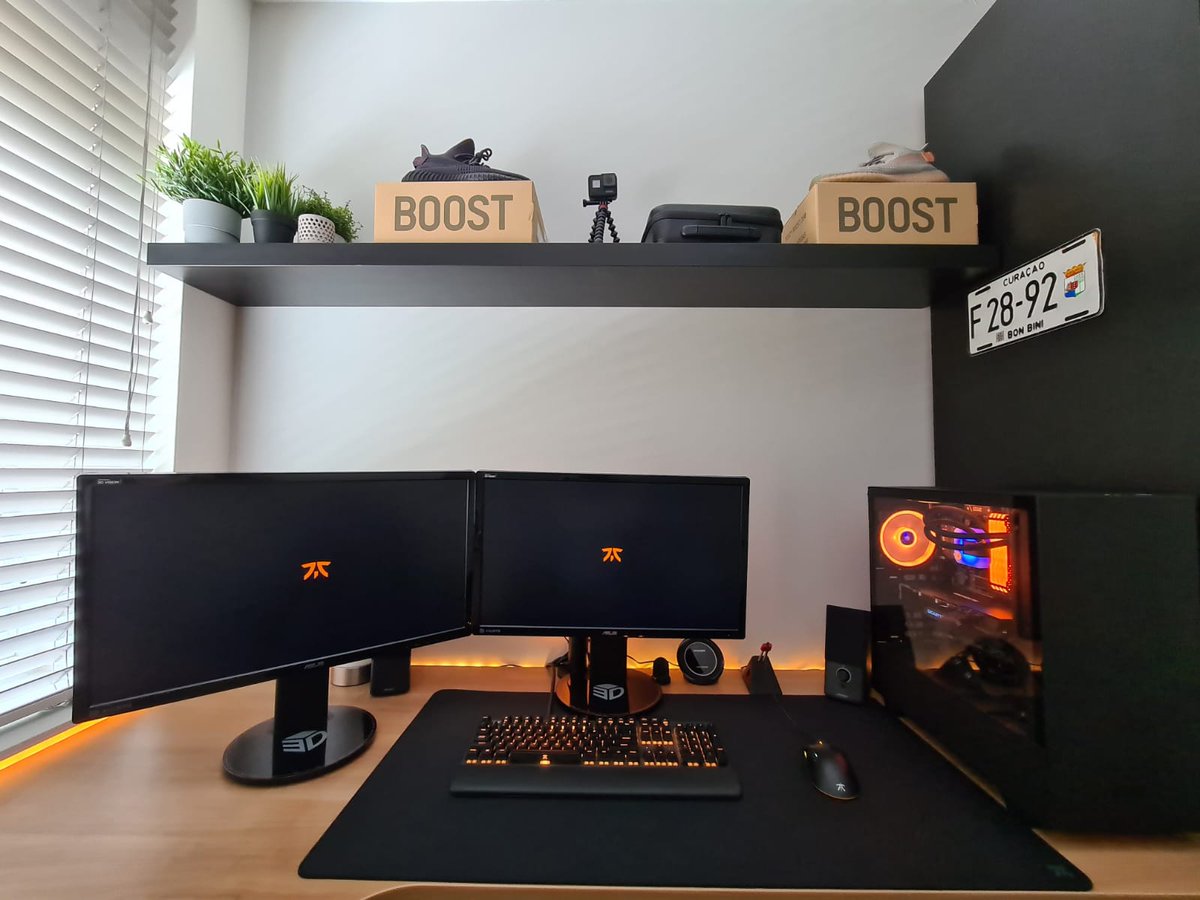 AstraEUW's tweet photo. @FNATICGEAR @FNATIC New desk mousepad fits in quite well https://t.co/Tcf9j2brmE