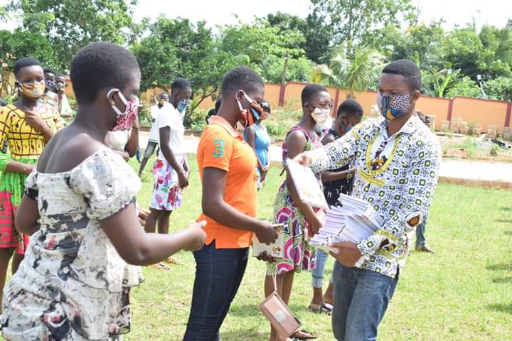 ba1news's tweet photo. #boatengameyaw1newslive: “One Story Book One Dictionary Project”. JHS students of Jachie received books in a bid to promote reading and learning whilst at home as schools remain closed.
#OtumfuoCharityFoundation
#SupportBasicEducation
#boatengameyaw1news #boatengameyaw1tv https://t.co/xS5L3kiZBc