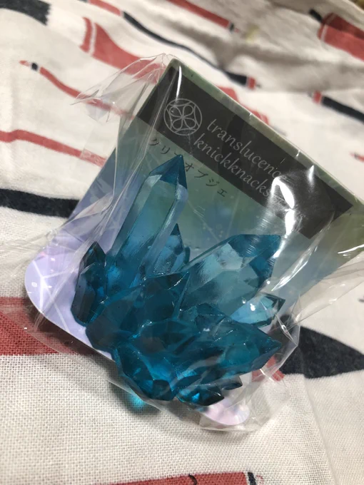 ところでセリアで買ったクリアオブジェを同じくセリアで買った台座に置くと計200円(税抜)のセーブポイントが出来上がります。

オブジェは赤・青・青緑がありました。これは青緑。
オブジェの下に両面テープがあったから剥がさないと光が通らないから注意な! 