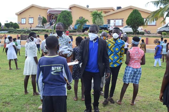 ba1news's tweet photo. #boatengameyaw1newslive: “One Story Book One Dictionary Project”. JHS students of Jachie received books in a bid to promote reading and learning whilst at home as schools remain closed.
#OtumfuoCharityFoundation
#SupportBasicEducation
#boatengameyaw1news #boatengameyaw1tv https://t.co/xS5L3kiZBc