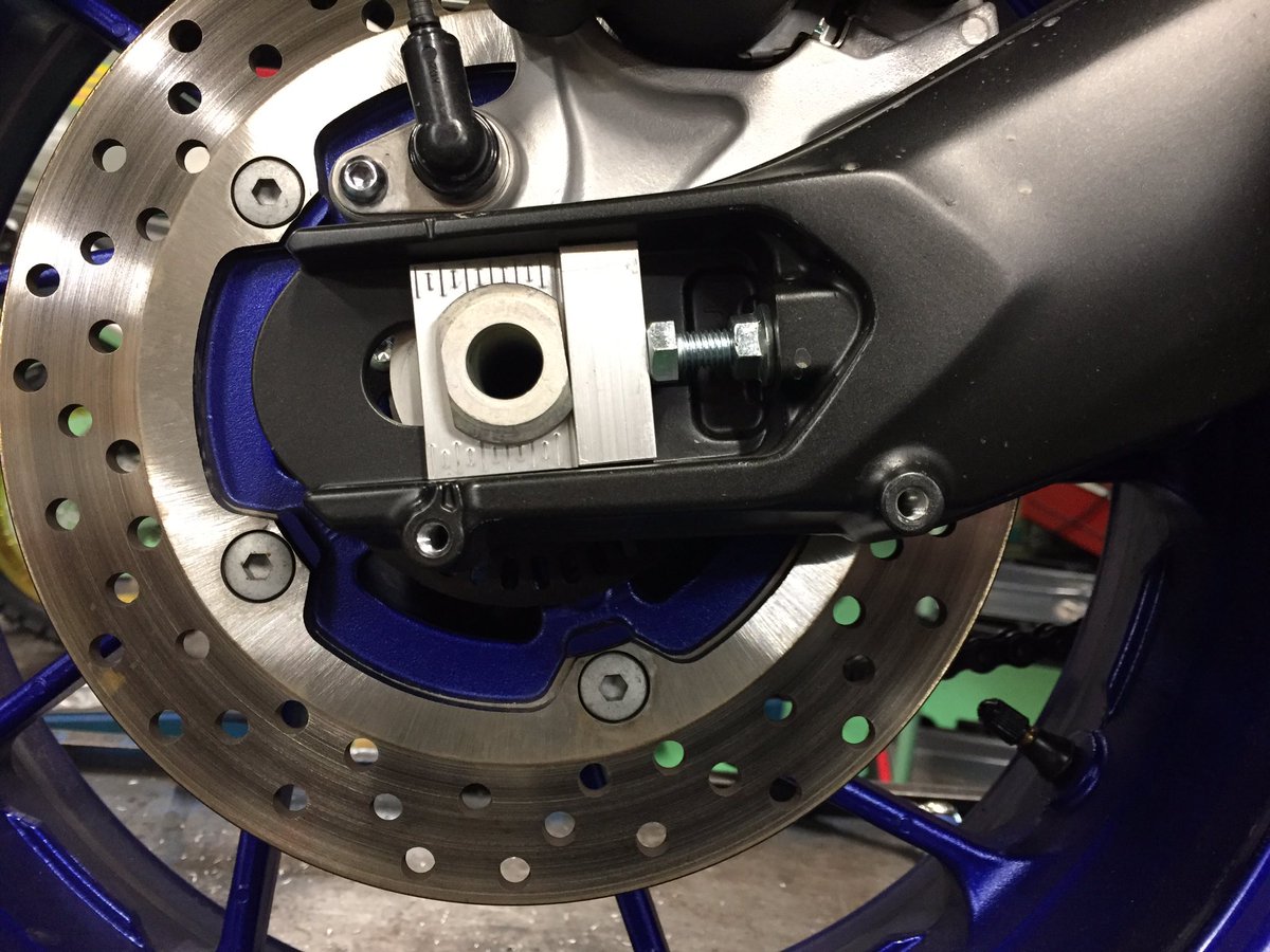 Ysp滋賀 Mt09spにベビーフェイスのスタンドフック取付けさせて頂きました 後側の穴が純正では塞がれているので ドリルで穴を開けてタップでネジ山を作りました 失敗の出来ない一発勝負なので緊張しました 笑 Ysp滋賀 Ysp滋賀サービススタッフ Mt09