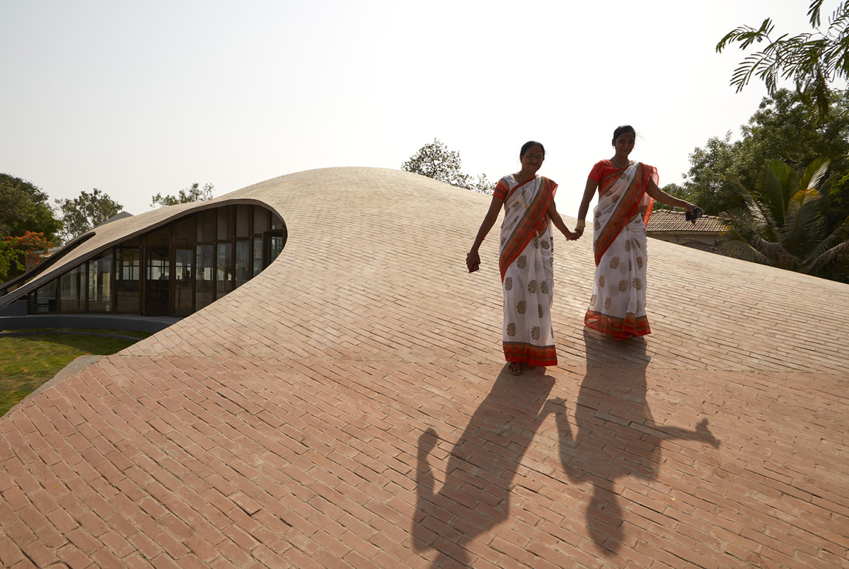 WACommunity's tweet photo. Watch our live streaming with Sameep Padora, designer of Maya Somaiya Library in Maharashtra, on our Instagram: https://t.co/3q7PIeJZe7 #sameeppadora #WALiveInterview https://t.co/CogsPANwEF