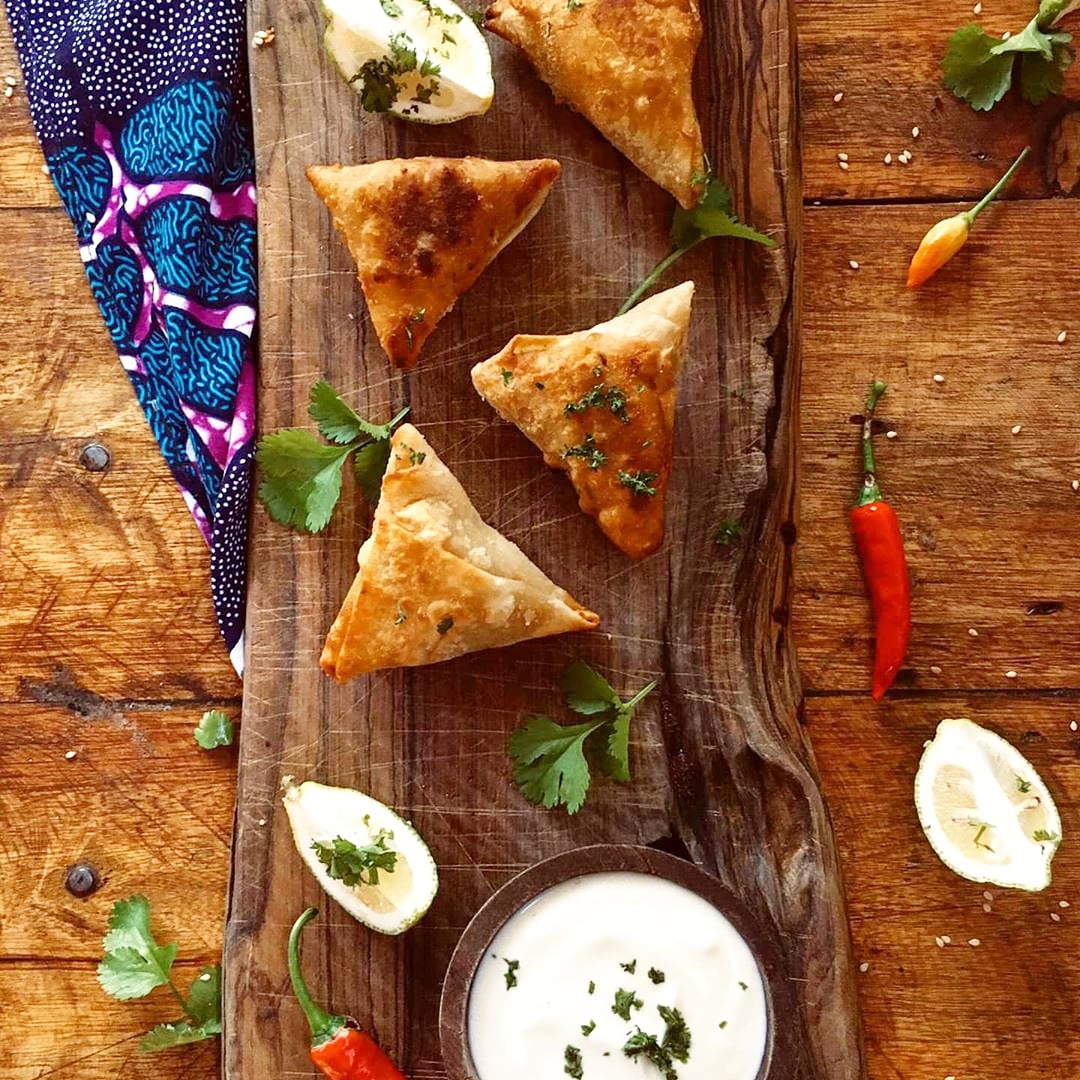 MugieCamp's tweet photo. Potato Samosa + Yogurt Dipping Sauce!

#samosa #potatosamosa #yoghurtdip #culinary #snack #bites #snacking #culinarylife #food #foodie #foodart #foodlover #foodphotography #mugiecamp #culinaryarts #travelblog #whyilovekenya #nomnom #foodpost #culinarylife #foodiepics #foodies https://t.co/Sy4h0WUFIX