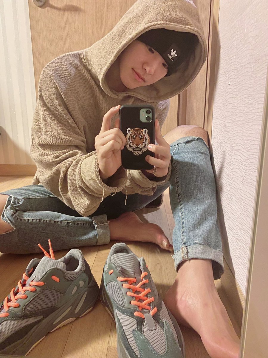 yes i live for his mirror selfies;;