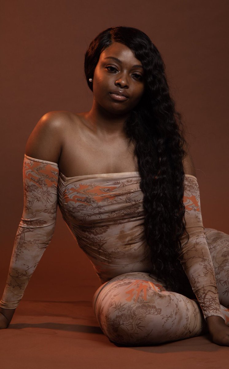rihYANNA__'s tweet photo. Stop & stare like a sculpture #21Shit https://t.co/WrlAe9fBxl