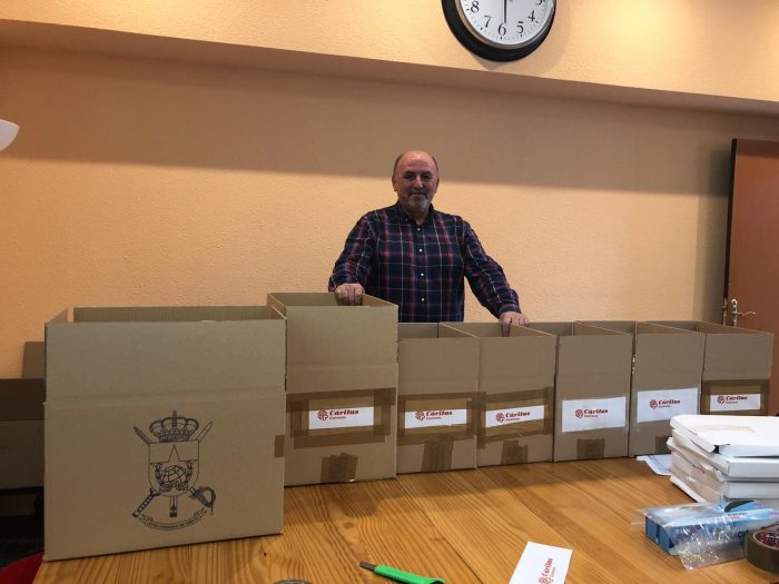CCastrense's tweet photo. #CáritasCastrense proporciona material de protección contra el coronavirus a voluntarios y beneficiarios de varias Parroquias #Castrenses en todo el territorio nacional, para la realización de las actividades presenciales de acompañamiento y apoyo. 
👇👇👇
https://t.co/ba5hxRY8JQ https://t.co/owB2hFO5Hq