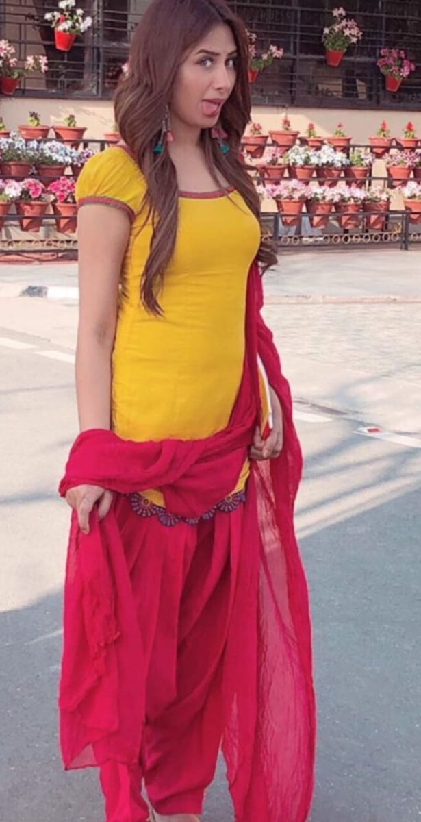 TeamofMahira's tweet photo. #MahiraOurQueen #MahiraSharma @_MahiraSharma @Studiovideoder 
Plz trend This!!!!! #MahiraOurQueen 
❤️ https://t.co/RzgcWeDNBc