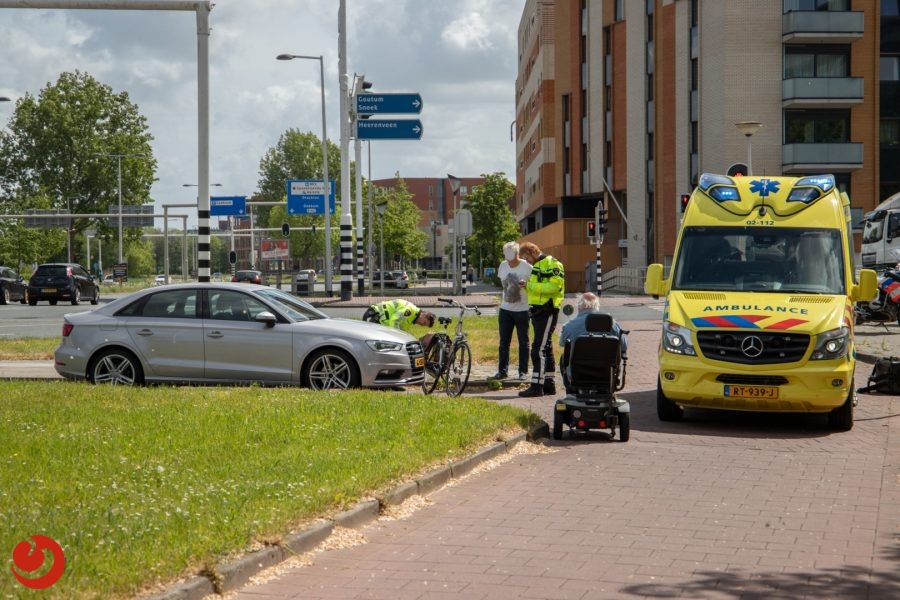 Fietser gewond door aanrijding met auto - LEEUWARDEN – Een fietser kwam zaterdagmiddag op de Julianalaan in botsing met een auto en raakte daarbij gewond. Het ongeval... -..