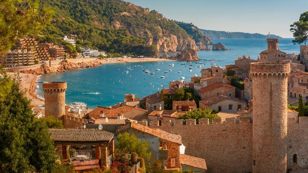JordiCultura's tweet photo. Ei, gent, s'acosta l'estiu! No us perdeu una visita virtual per una de les més boniques viles de la Costa Brava: #Tossa de Mar. Gaudiu-ne de la Vila Vella i de les platges i bonics racons tossencs!
#siguemresponsables
https://t.co/be8sulfqE7 https://t.co/kGE5mduDYR