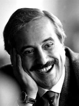 ZayraSap's tweet photo. “Si muore generalmente perché si è soli o perché si è entrati in un gioco troppo grande. Si muore spesso perché non si dispone delle necessarie alleanze, perché si è privi di sostegno.”
Giovanni Falcone   #stragedicapaci https://t.co/tBk4sPTRRN