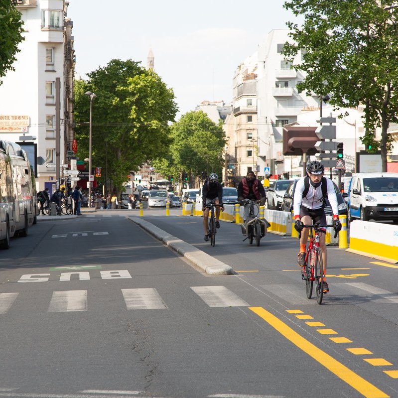 Anne_Hidalgo's tweet photo. D’ici cet été et dans le cadre du déconfinement, nous allons créer 50 km de pistes cyclables supplémentaires dans la capitale, notamment pour faciliter les déplacements entre Paris et les communes voisines, comme ici Porte d’Orléans. #Paris14 #velo #velotaf https://t.co/z9oqsbbmAS