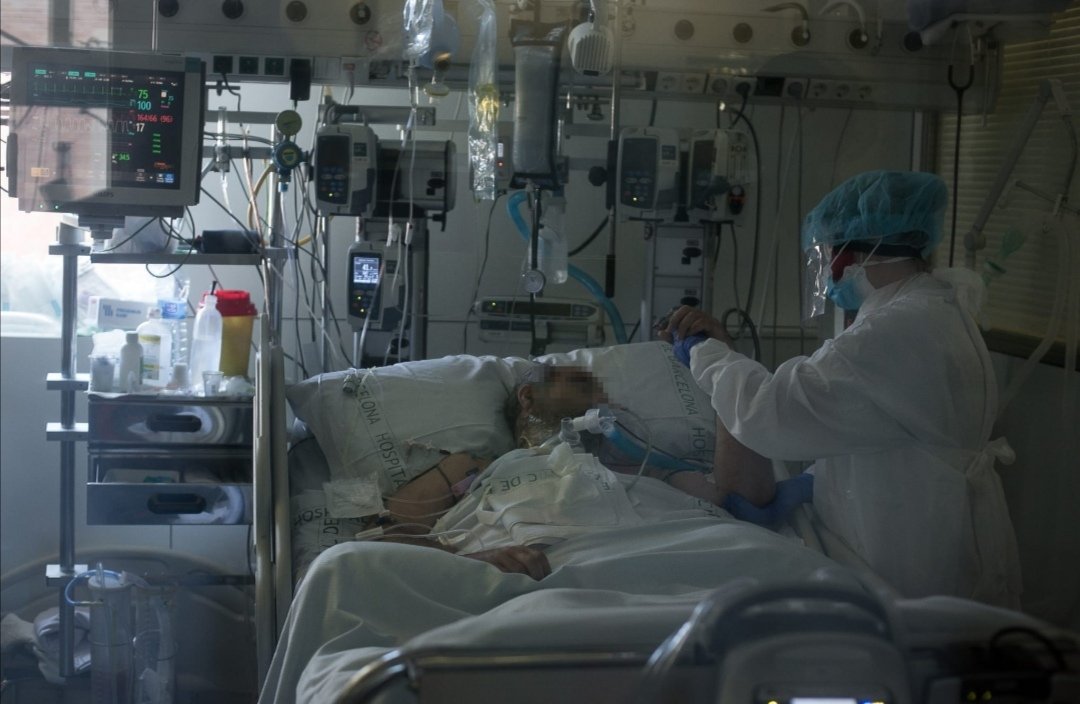 Judit Armas, fisioterapeuta de l'hospital clinic de barcelona: En estas semanas hemos aprendido a sonreír con la mirada y a abrazar con el alma para ayudar en la recuperación de nuestros pacientes.
Foto:  <a href="/AlbertGarciag/">Albert Garcia</a>