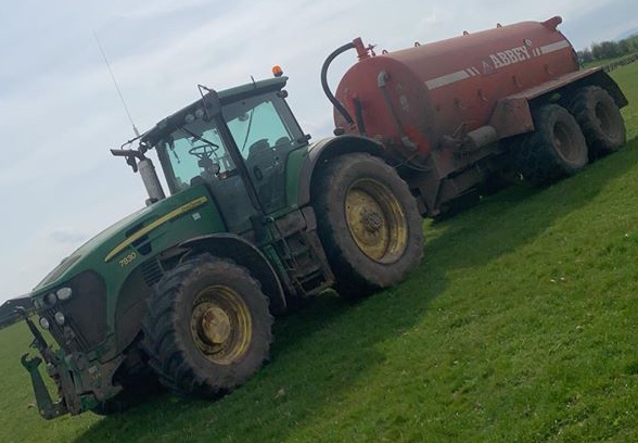AbbeyMachinery's tweet photo. John Deere 7830 with Abbey 3500T Tanker 📸: James Chappelhow #abbeymachinery #abbeytanker #slurrytanker #slurryspreading #slurry #slurrymanagement #farmmachinery #farming #farmlife #farm #farmwork #farmer #agriculture #agricultureequipment https://t.co/lda7SjFYe9