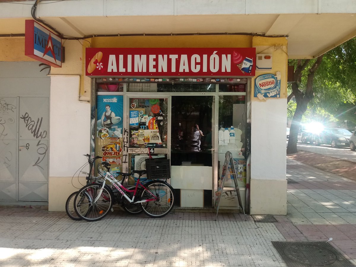 Una tienda alimentación del barrio Parque Grande de Alcorcón ha amanecido hoy con pintadas racistas.

Rápidamente la juventud combativa de nuestra ciudad nos hemos organizado y hemos acudido a taparlas.

¡Fuera racistas de nuestros barrios! ¡Ni un respiro al fascismo!