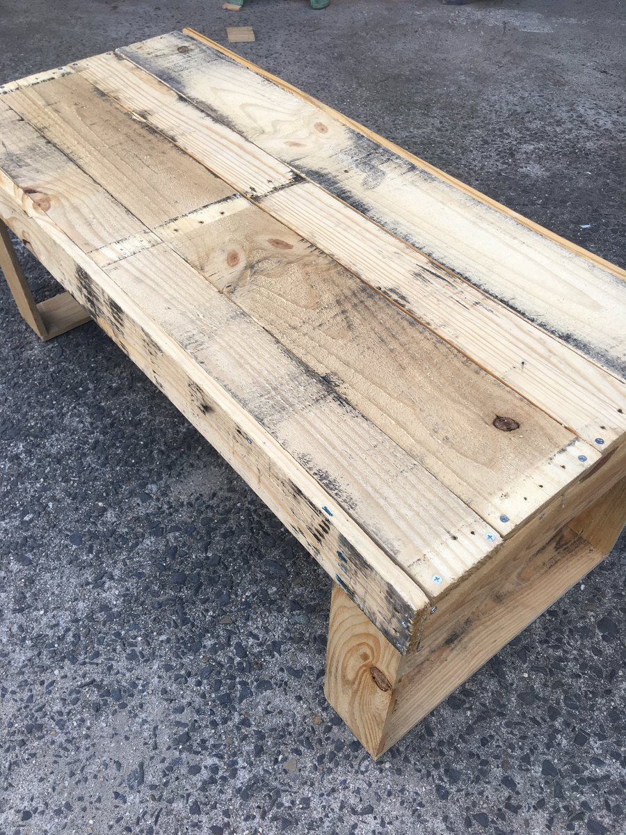 Union Heart 木製パレットのリメイクでベンチが完成しました ２枚のパレットをバラして組み合わせているので 部分的に違う表情がめちゃ素敵です ๑ᴖ ᴖ๑ いいのができてめちゃ満足 屋外使用やけど無塗装で行きます 痛んだらまた作り