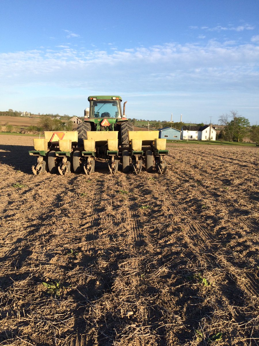 Huffycropguy's tweet photo. Finishing off a test plot this morning for Country Farm Seeds. Excited to see the new varieties performance! #countryfarmseeds #OntAg #cndag #plantingpossibilities https://t.co/PDNUchQcDp