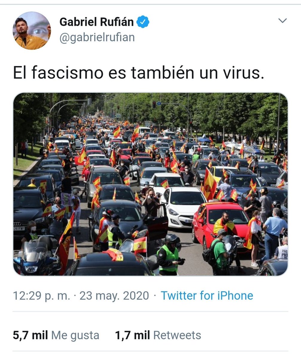 Schuma78's tweet image. A la izquierda: "Fascistas violentos"

A la derecha: "Ciudadanos pacíficos defendiendo sus derechos"