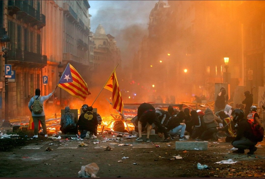 Schuma78's tweet image. A la izquierda: "Fascistas violentos"

A la derecha: "Ciudadanos pacíficos defendiendo sus derechos"