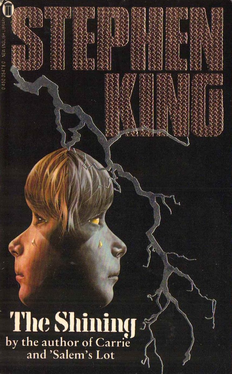 En enero de 1977 aparecía la novela EL RESPLANDOR, convirtiéndose en la primera superventas de Stephen King en tapa dura, lo que le convirtió definitivamente en el rey de la literatura de terror moderna americana. Desde su lanzamiento, ha vendido más de un millón de copias.