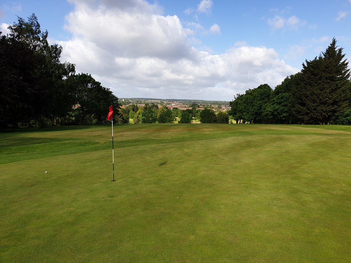 Seags06's tweet photo. 1st game back at my beloved @URVGC after lockdown & it felt so good. Massive well done & thank you to Greg & all his staff at @URVGC the pro shop is run so well with the social distancing and the course was in fantastic condition. ποΈββοΈβ³π #EarlyBirds #livingthedream #URVGC https://t.co/iShbATHls9