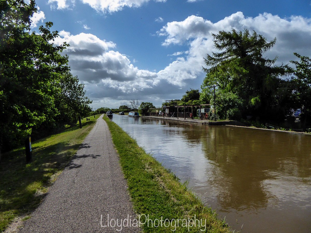 LloydiaPhoto's tweet photo. Towpath to ourselves at Nantwich this morning @nantwichnews @canalrivertrust @cheshirelifemag #canalrivertrust #towpathphotography #towpathtalk #tillergraph @VisitCheshire https://t.co/xfCwKt53jf