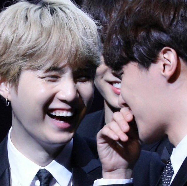 kthjkwluvv's tweet photo. he looks the happiest when he's with hobi 🥺 https://t.co/Y364X7wHk7