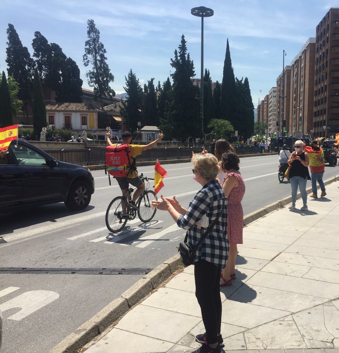 ✊ En Granada mientras repartidores trabajan a 30 °C.

🤮 Los ricos se manifiestan en sus cochazos con aire acondicionado.

El trabajador les ha dejado clara su opinión 🖕

Tu #DeQueLadoEstas