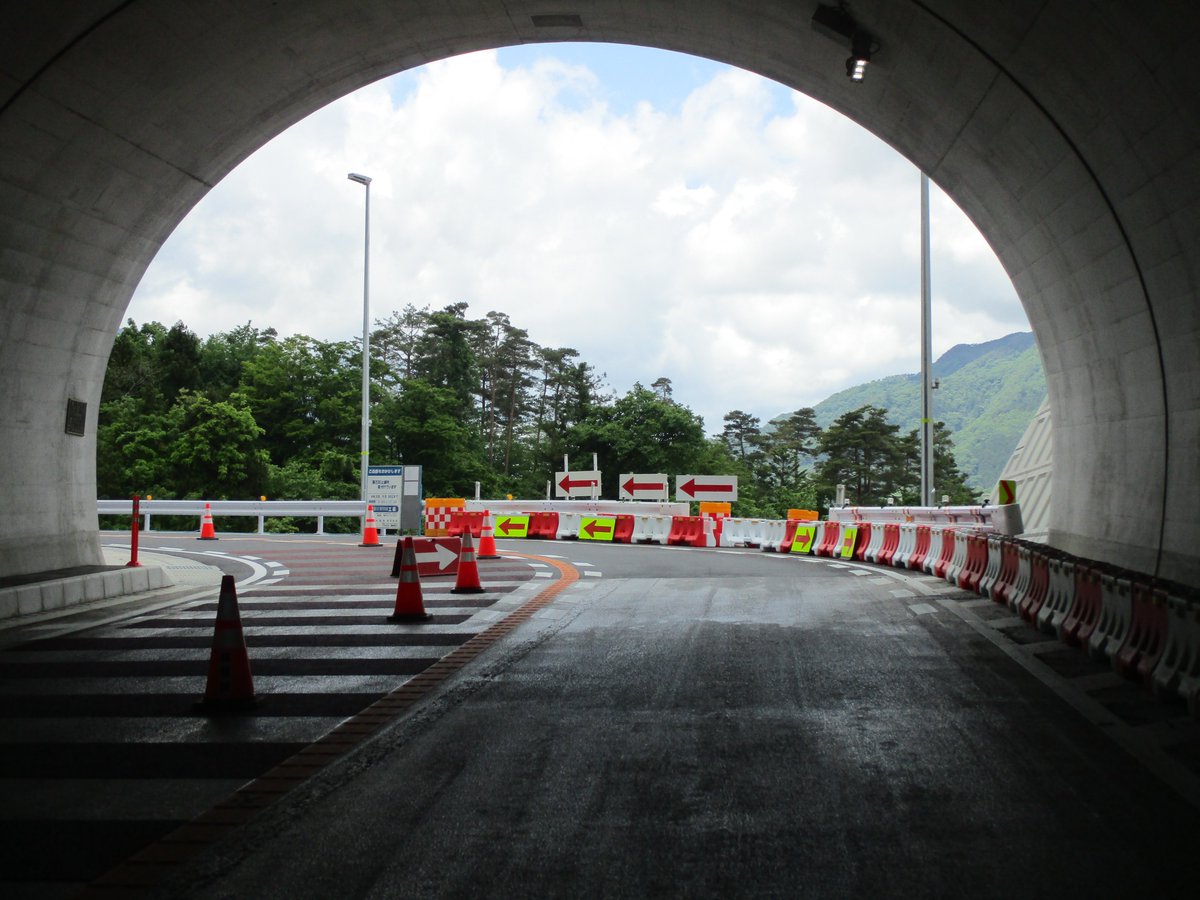 ぴろ介 厚木秦野道路 Pa Twitter 19年10月1日に開通した横山トンネル トンネル坑口銘板がカラー 全長68m 幅員10m 当面は幅5mずつの片側一車線道路で将来的に歩道が整備 トンネル出た瞬間の魔の左カーブ ぴろ介 厚木秦野道路 Pa Twitter 19年10月1日に開通した横山トンネル トンネル坑口銘板がカラー 全長68m 幅員10m 当面は幅5mずつの片側一車線道路で将来的に歩道が整備 トンネル出た瞬間の魔の左カーブ