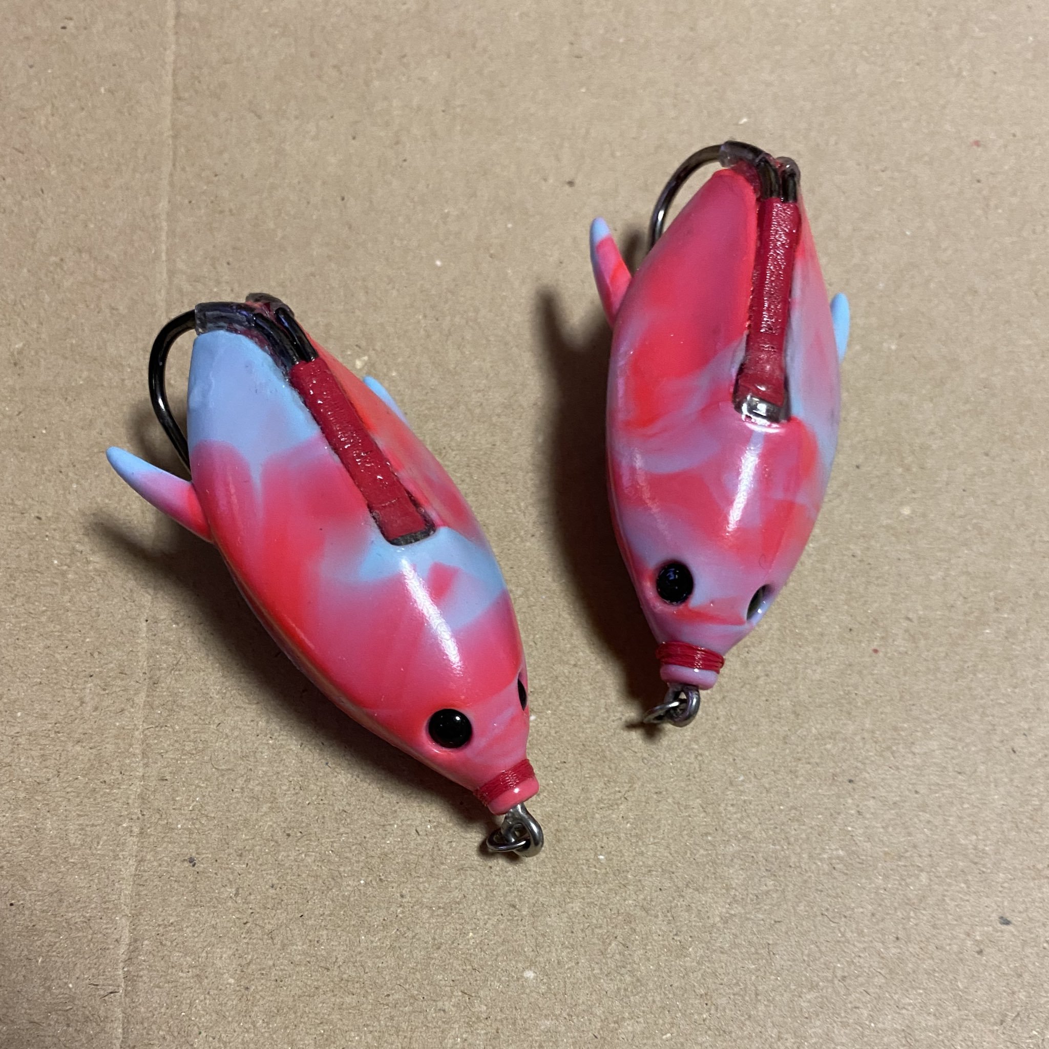 Jsf V Twitter オールドノースバットの下向きフックのフロッグ Bota はフックがライギョ の目を貫通しないように配慮した魚に優しい設計なのだけど フックの軸が上に付いているのを利用してケミホタルのホルダーを装着して夜戦用フロッグに出来ない Jsf V Twitter オールドノースバットの下向きフックのフロッグ Bota はフックがライギョ の目を貫通しないように配慮した魚に優しい設計なのだけど フックの軸が上に付いているのを利用してケミホタルのホルダーを装着して夜戦用フロッグに出来ない