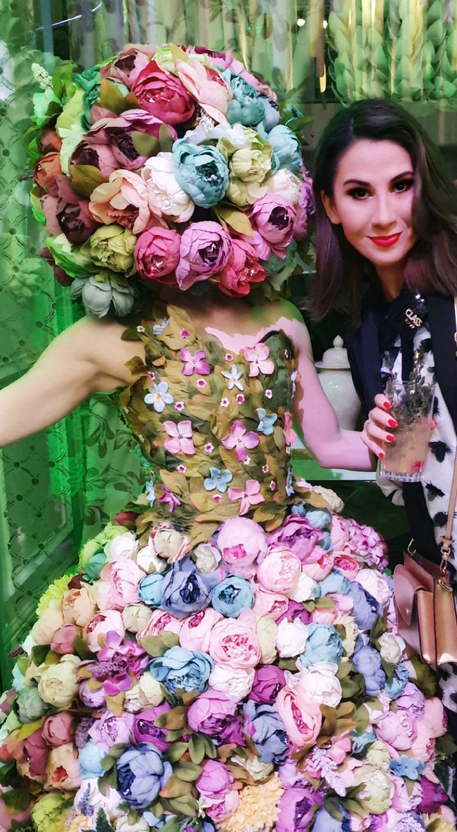 SimonaFosterVA's tweet photo. Summer is finally here...in London!!! Cheers!🍹🍸
!Don't blink you might miss it🤣
#summervibes #summer2020 #summertime #flowersofinstagram #flowerstagram #flowerpower #designweek2020 #designcentrechelseaharbour #interiordesignparty #interiordesign https://t.co/1zuKRA7kAf