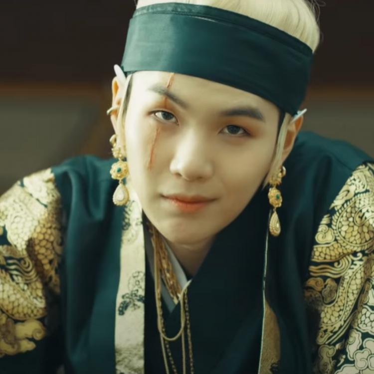 Yoongi as wang so:I don'tthink we need explanation after mv coz if you've watched the drama you know the similarities. The scar, the cruel king,being left alone at the end, getting hurt because of his own people.I'm sorry i couldn't find a better picture of wang so with scar