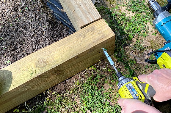 chatfieldcourt's tweet image. Make your own raised garden beds in under an hour with scrap wood! #flowerbed #freeproject chatfieldcourt.com/do-it-yourself…