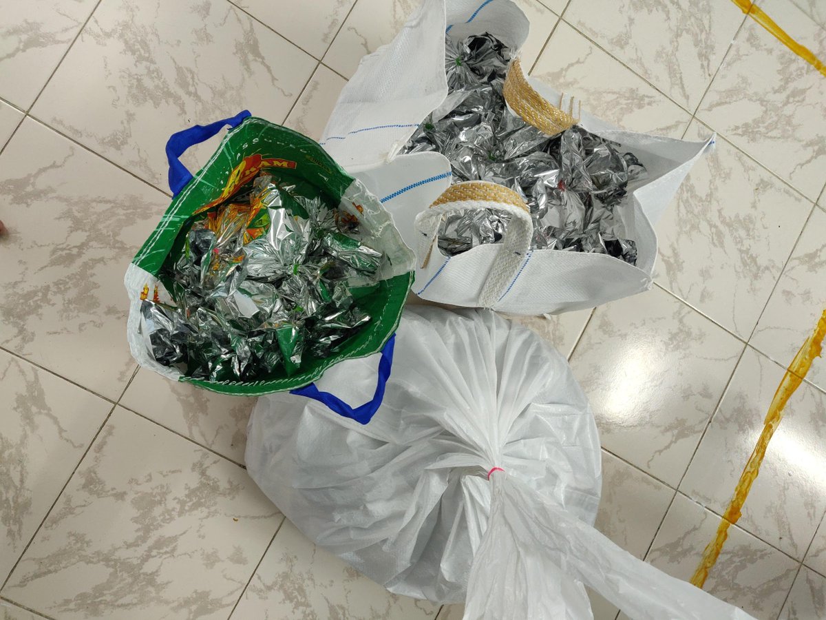The rest of the family then came together by 5:30PM to tie the packets and ready it for  @srini091's pickup. He came on time, picked them up and off he went with his big heart and boot full of food & toys to Central station