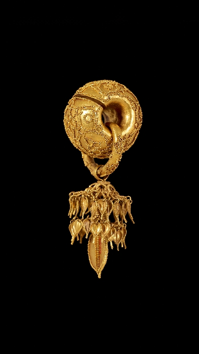 The National Museum of Korea also has an ex. of earrings from the Silla Dynasty.Culture Period: Silla DynastyProvenance: Gyeongju-siMaterial: GoldDesignation: National Treasure 90Link:  https://www.museum.go.kr/site/eng/relic/represent/view?relicId=521# #슈가  #AGUSTD  @bts_twt  #Daechwita  #BTSResearch  #AGUSTD2